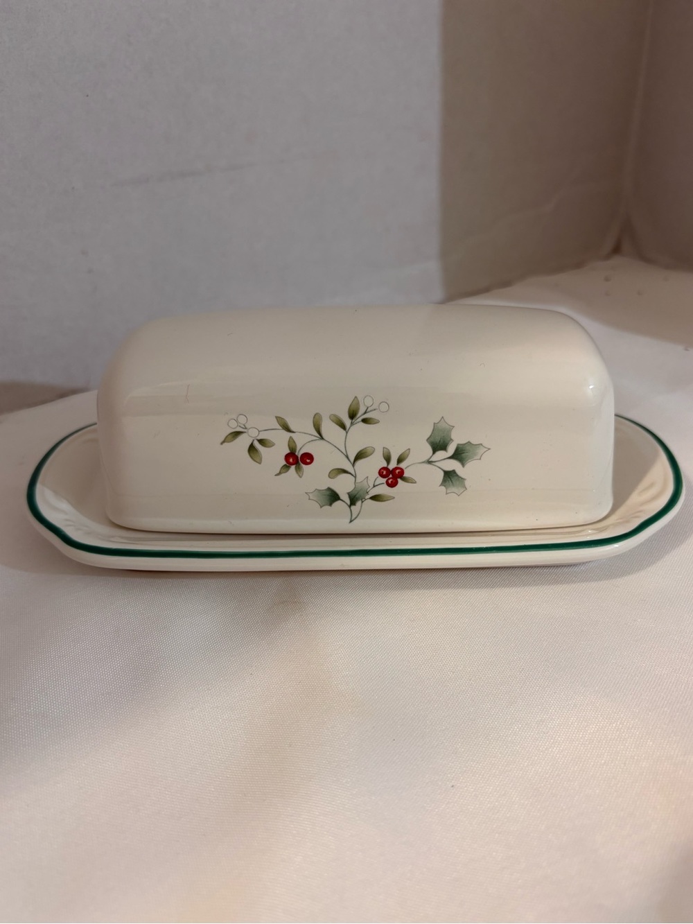 Pfaltzgraff Winterberry covered butter dish classic holly berry White with Green